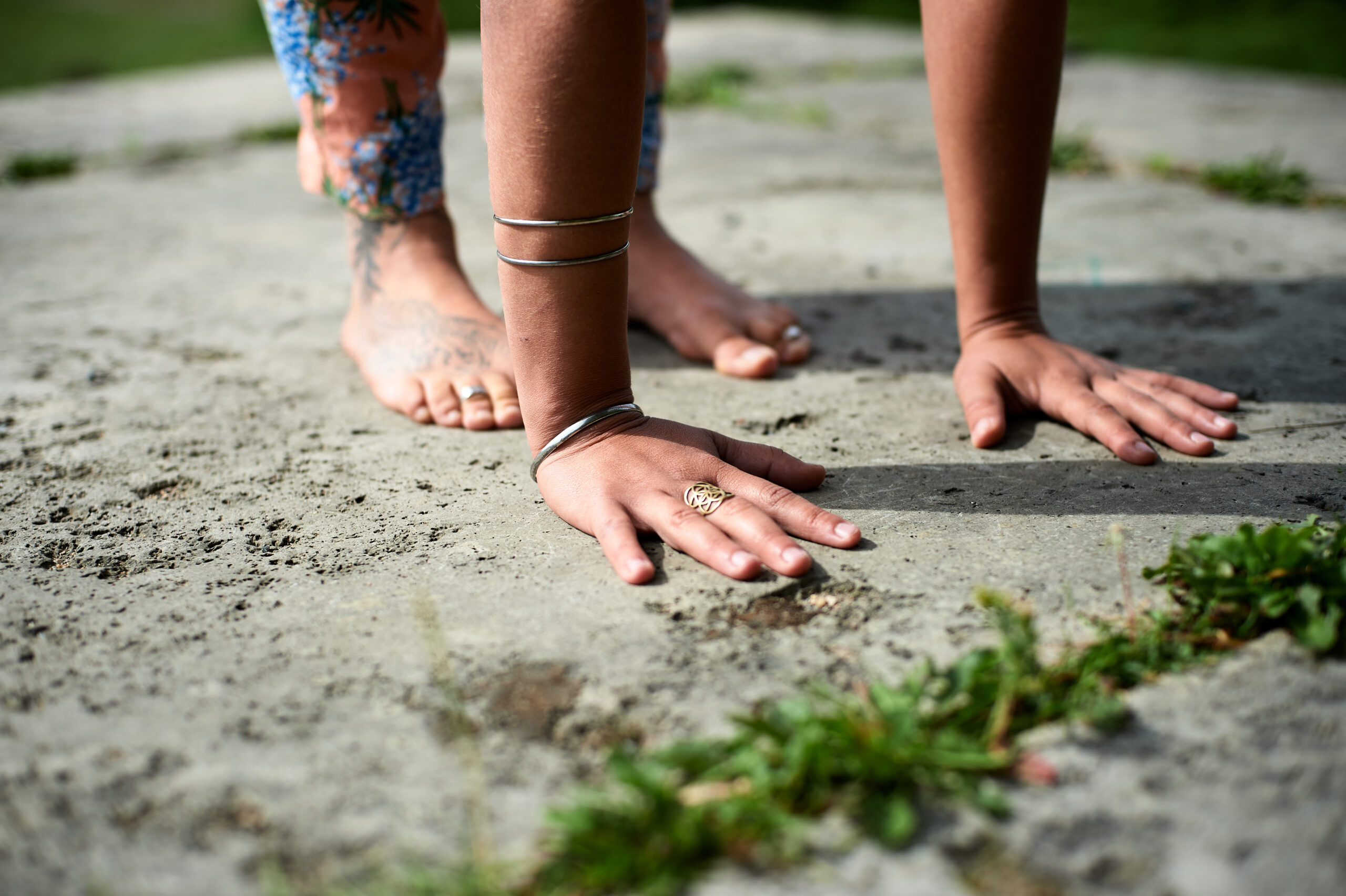 Chamundi Yoga Startslider - Hande und Füße auf dem Boden